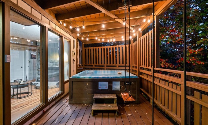 Chalet Village Cabina | Free Pool Access/Views/HotTub/Arcade/WoodFireplace