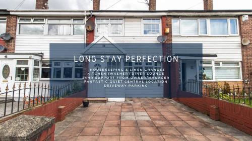 Jarrow Casa | Free Driveway Parking 3 Double Bedroom House, Ideal for long term contractor, etc stays, 4 miles 11 mins drive to Nissan, 20 mins drive to Sunderland Newcastle, Fast WIFI - see Dwellcome Home Ltd site for assurance
