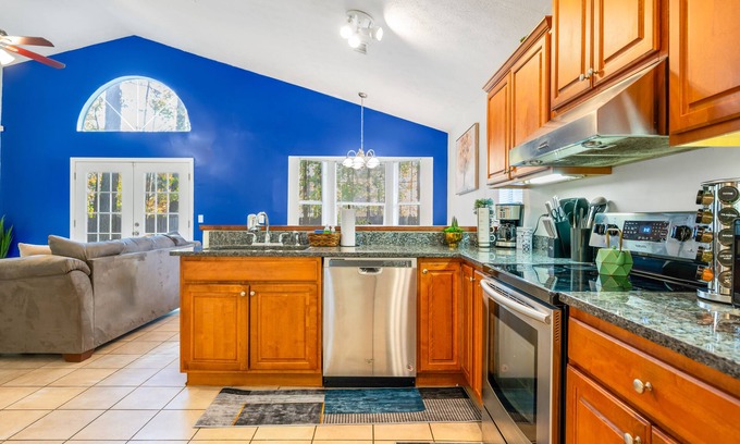 Colonial Oaks Casa | Unlimited Towels - Near Dwntwn & Tybee - Spacious Home