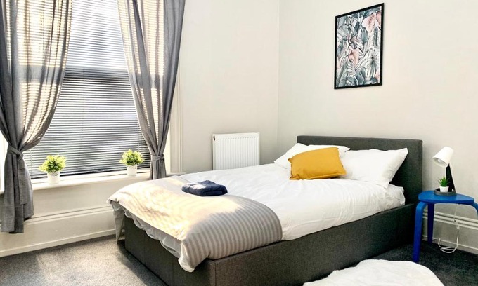 Wakefield Apartamento | Free, large CAR PARK apartment