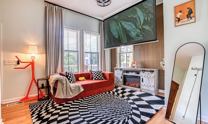 Thomas Square Casa | Free Late Check-Out - 2 King Beds, Massage Chair, Air Hockey - DT & Forsyth Park