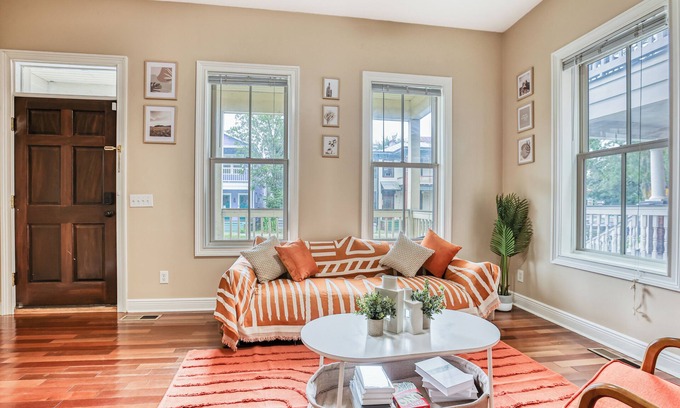 Thomas Square Apartamento | Free Late Check-Out - Big Yard + BBQ - Summer Getaway near Starland & River St