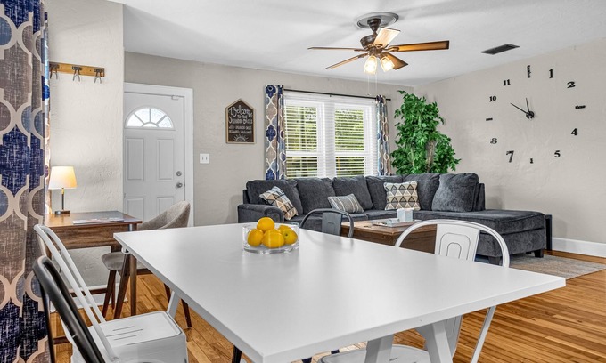 Wadeview Park Casa | Free Laundry & Parking Near Downtown & Disney