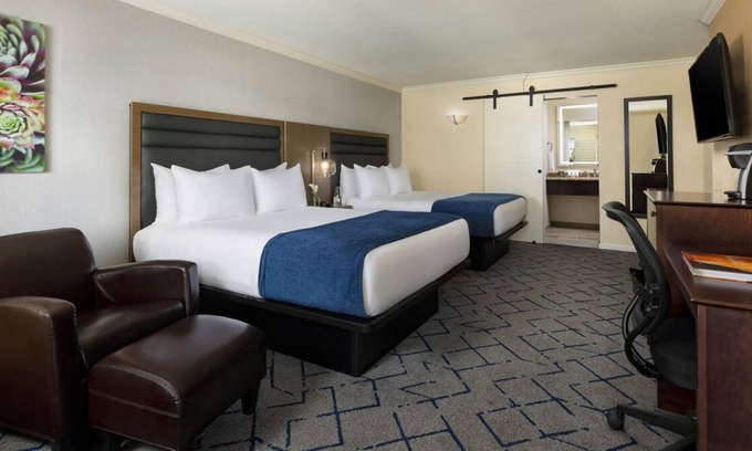 South Scottsdale Complejo | Free Local Shuttle to Old Town Scottsdale, Fashion Square Mall, Camelback
