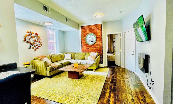 Central Northside Apartamento | FREE Off St PARK Next to AGH+King Bed*Walk To All*