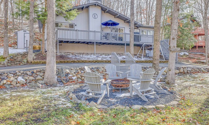 Bushkill Casa | Free Outdoor Pool & Lake Access & More!