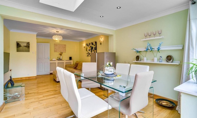 Shirley Casa | Free Parking 2BR Fast Wi-Fi