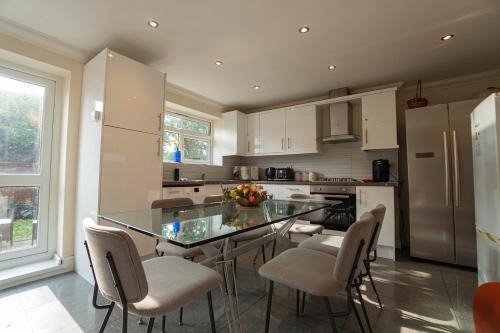 Reading Casa | Free Parking 6 Beds Fully Equipped Home Favourite by Contractors & Groups