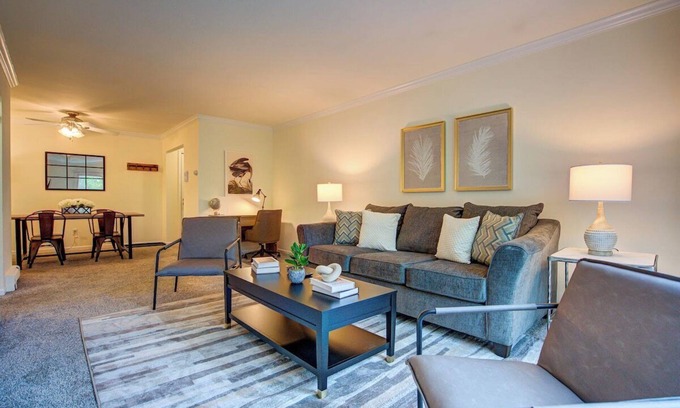 West Allis Apartamento | Free Parking. Dishwasher. Balcony. Medical Centers