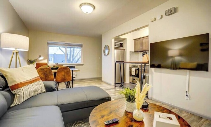 West Allis Apartamento | Free Parking. Near Hospital (s). Private Entrance!