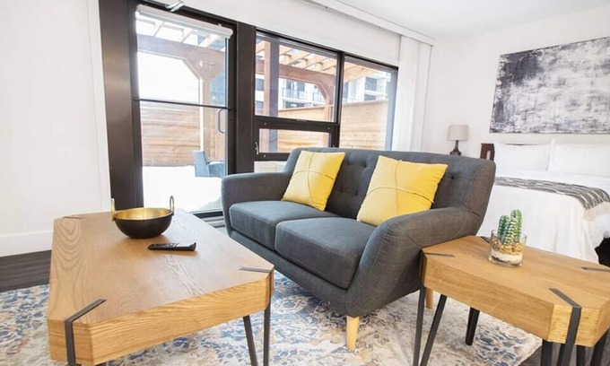 Downtown Winnipeg Apartamento | Free Parking, Private Patio, Laundry and Wi-Fi!