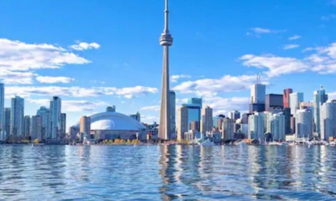 Oakwood Village Casa | Free parking spot, TTC doorstep, 20 min to Toronto Downtown