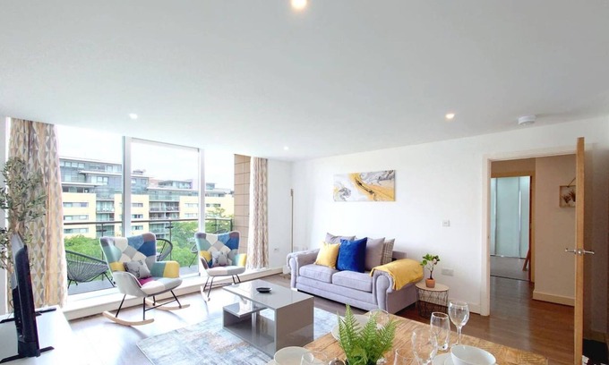 Newham Apartamento | Free Parking: Two Bed Apartment London Docklands