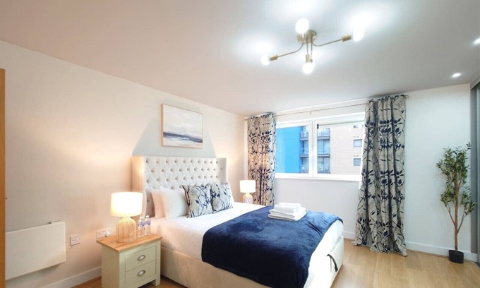 Newham Apartamento | Free Parking: Two Bed Apartment with River View