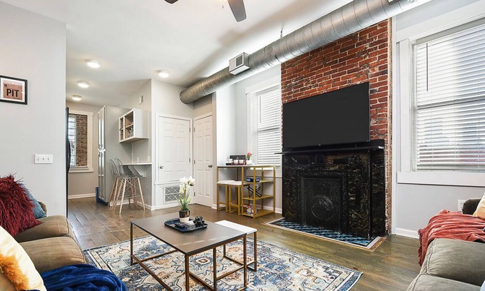 East Allegheny Apartamento | Free Parking, Walk to PNC Park & Downtown Fun