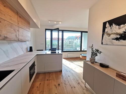 Nusle Apartamento | free private Parking, central location, Nuslesky Pivovar sunset balcony home,