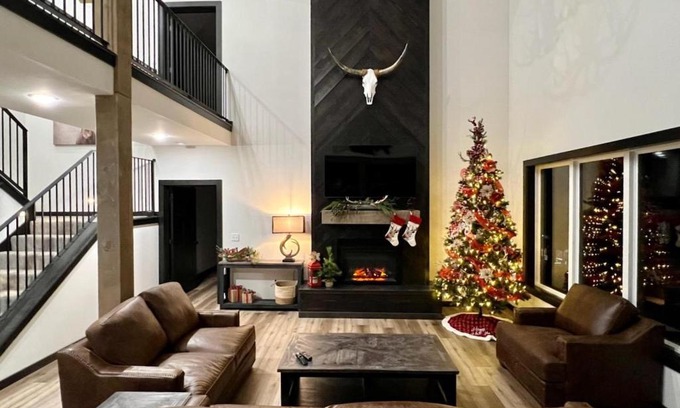 Kimberling City Casa | FREE Resort Amenities, Mini golf, Pool/Hot Tubs - PERFECT FOR LARGE FAMILY