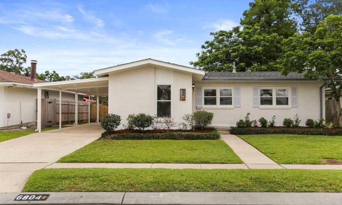 Kenner - Louis Armstrong International Airport Apartamento | Free-standing Beauty w Covered Parking and Yard