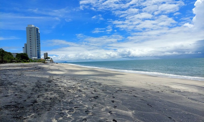 Nueva Gorgona Apartamento | Beautiful Beachfront, ocean waves, & great local restaurants & shops nearby.