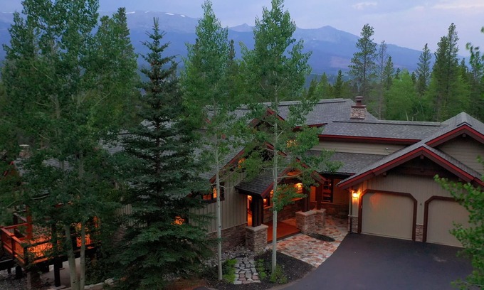 Forest Hills Casa | Free VIP Shuttle, Hot Tub, Views!