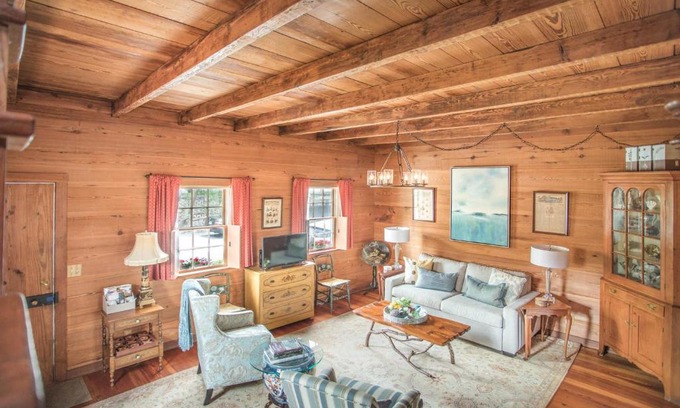 Historic District - North Casa | Freeman's Cottage by Lucky Savannah