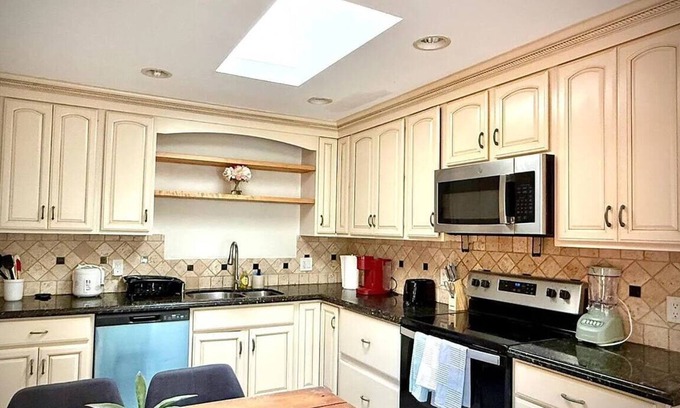 Fremont Casa | Fremont - 6 bedroom 3 bath