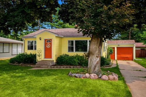 La Crosse Casa | French Island Whot Tub, Kayak, Lake View, Ev