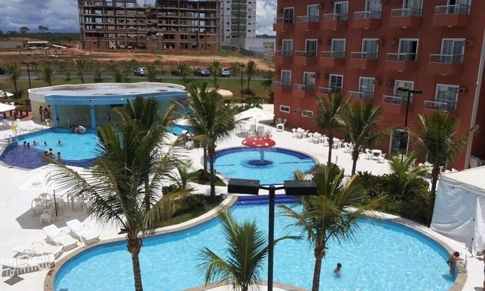 Setor Lagoa Quente Apartamento | Frente ao Parque da Lagoa Quente, Apto particular com varanda e vista piscinas, com tela de proteção