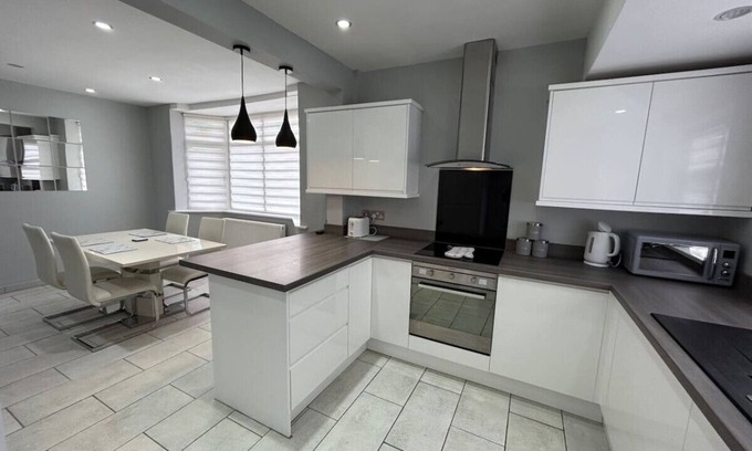 Rhyl Casa | Fresh and Spacious House