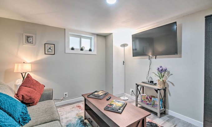 Longmont Apartamento | Fresh Downtown Longmont Apartment - Walk to Main!