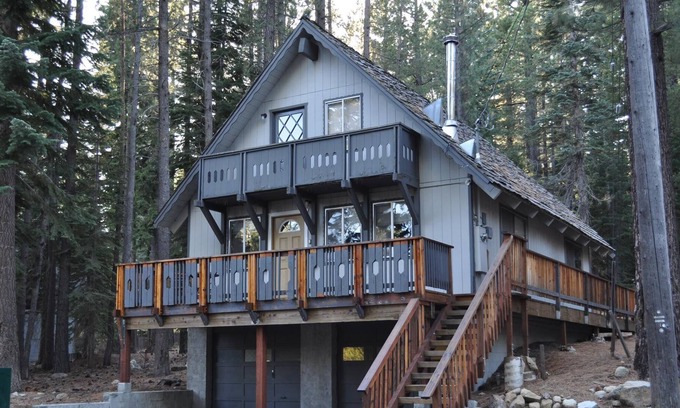 North Upper Truckee Chalet De Esquí | Cabaña aislada en los Pinos. Garaje, Bañera de hidromasaje, lavadora / secadora. Esquiadores Retreat!