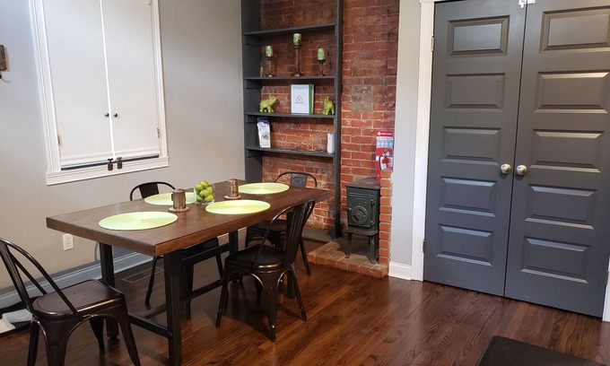 Corryville Apartamento | Fresh Modern Industrial Split Level Apartment