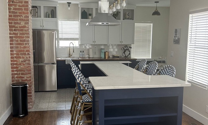 Lincoln Terrace Condominio | Fresh remodel in neighborhood with great Architecture from early 1900's.