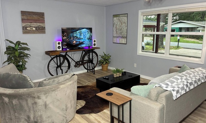 Bella Vista Casa | Freshly remodeled 3 Bedroom close to MTB trails and town