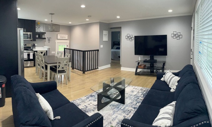Des Plaines Casa | Freshly Remodeled Cozy Home