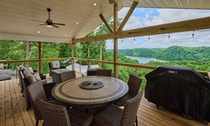 Byrdstown Casa | Freshly Remodeled House! Overlooks Dale Hollow!