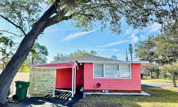 River District Casa | Freshly renovated 2-bedroom house in beautiful Bradenton with WiFi, AC