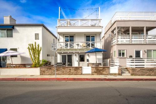 West Newport Casa | Freshly Renovated Beach House Steps to the Beach