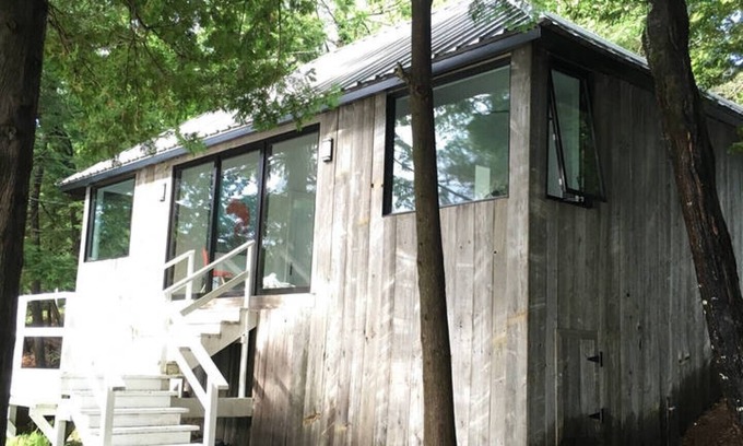 Muskoka Lakes Casa | Recién renovado, modernizado, Water's Edge Cottage.