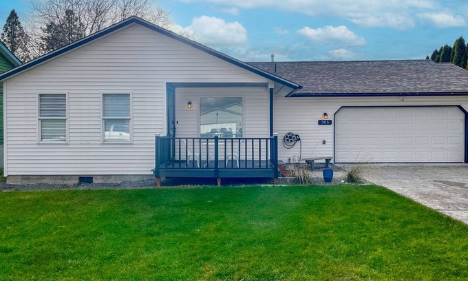 Post Falls Casa | Freshly updated home with pool table, sauna, & enclosed yard - prime location
