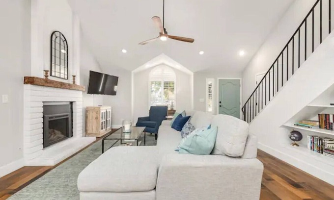 Raisin Casa | Fresno Home|Family Friendly Loft| 3/2.5 | Garage