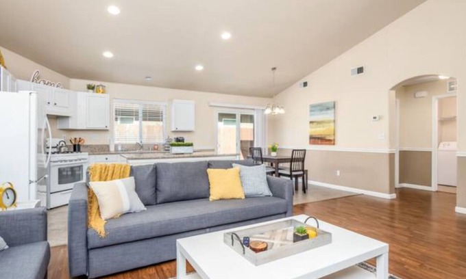 Roosevelt Casa | Fresno Home| Fire Pit| Sleeps 10| Quiet Community!