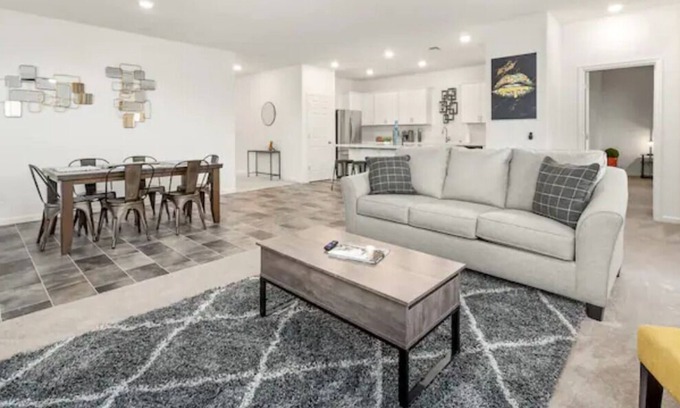 Roosevelt Casa | Fresno House | Long-term | 3:2+1:1 | Master Suite!