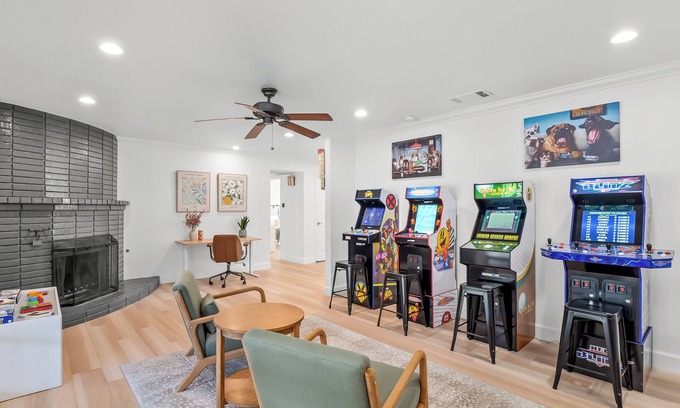 Fresno Casa | Fresno House - Pool + Arcade Games , Family Friendly!