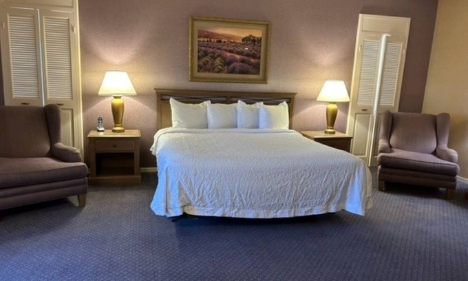 Raisin Hotel | Fresno Travel Base – Minutes from Airport w/Easy Access to Dining & Highways