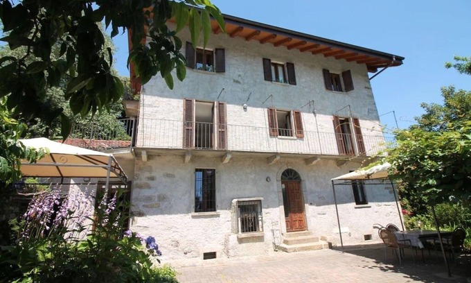 Vacciago Apartamento | Frey House apt. 1, 2 and 3 at Lake Orta with pool and garden