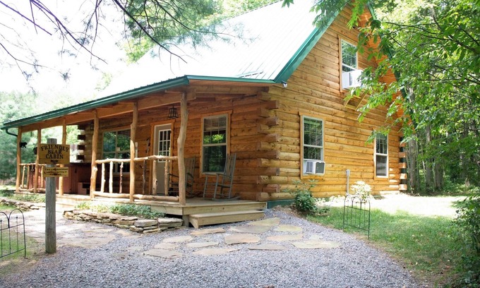 Leeper Cabina | Friendly Bear Log Cabin near Cook Forest State Park