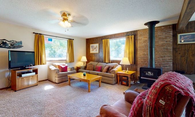 Ponderosa Pines Cabina | Friendly cabin with WiFi & wood-burning stove - one mile from the Rio Grande