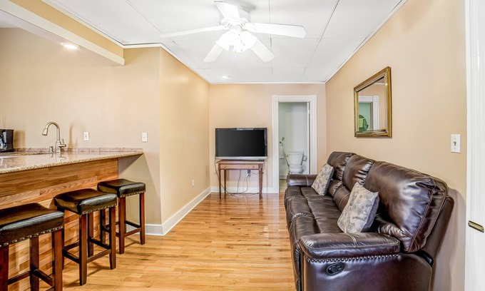 Hammondsport Casa | Friendly Inn with Full Kitchens, City View, and WiFi - Close to Keuka Lake!