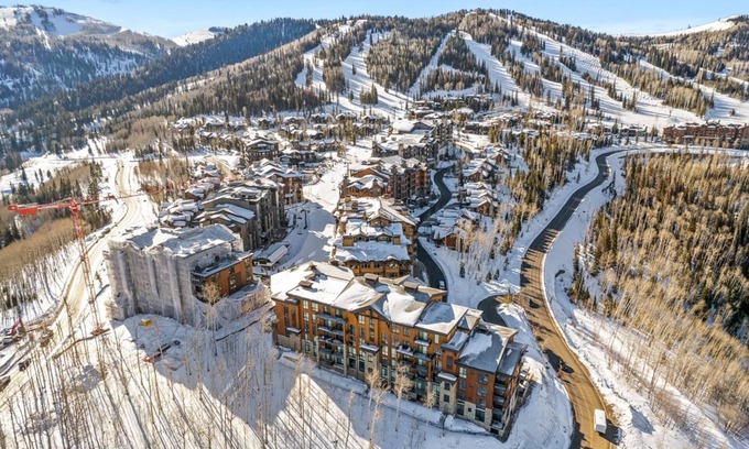 Empire Pass Condominio | Friendly Studio Condo in Empire Pass with Mountain Views and On-Site Hot Tub